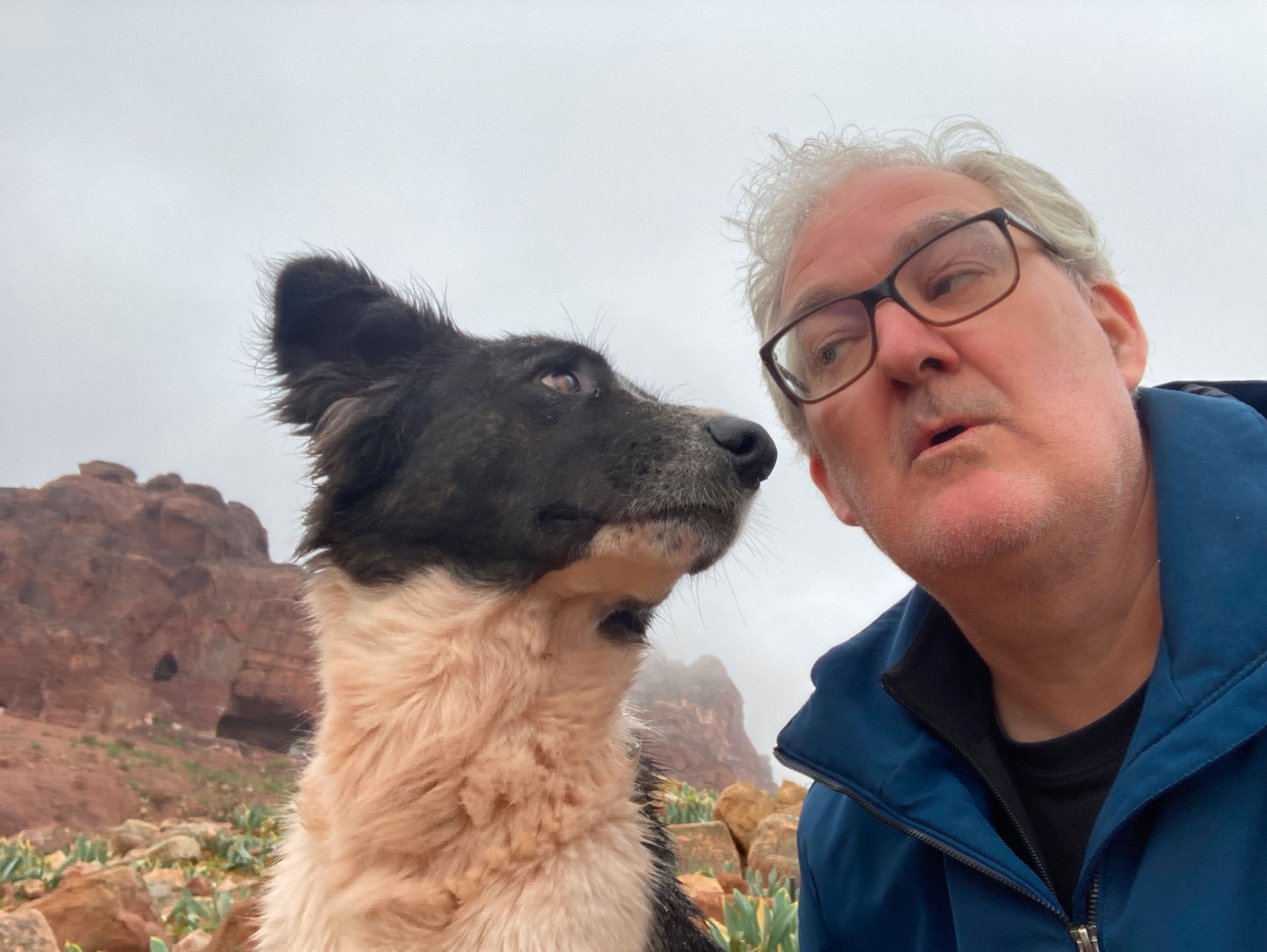 Fig. 41: André Barmasse persuading the excavation dog not to eat all the corn bars from his backpack (photo: André Barmasse).