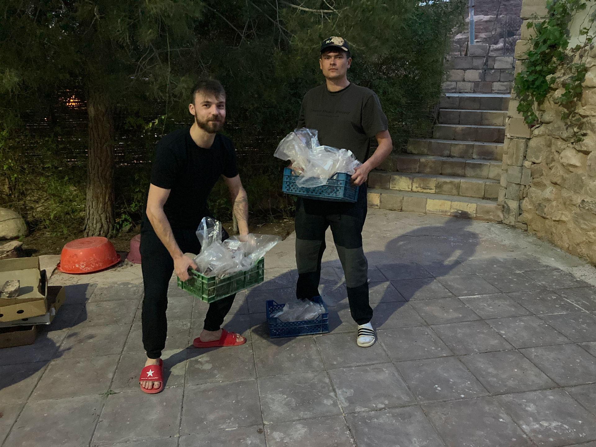 Fig. 42: Niklas Jungmann and Ernst Tolksdorff have registered and packed all the ceramic bags (photo: André Barmasse).