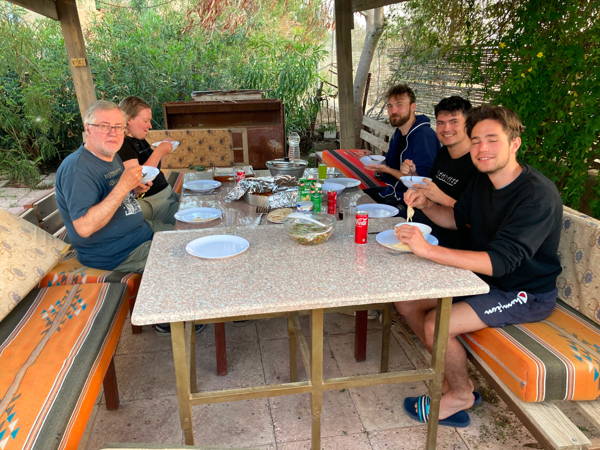 Fig. 44: Zbigniew Fiema, Isadora Schulz, Niklas Jungmann, Ernst Tolksdorff and Maximilian Arnold enjoying soup, rice and chicken (photo: André Barmasse).