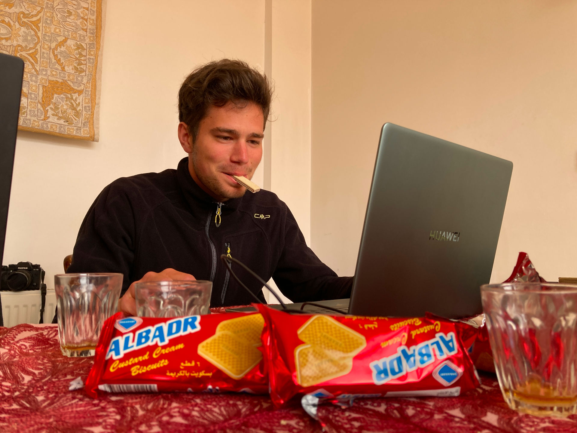 Fig. 48: Maximilian Arnold fighting against a heavy biscuit crisis (photo: André Barmasse).