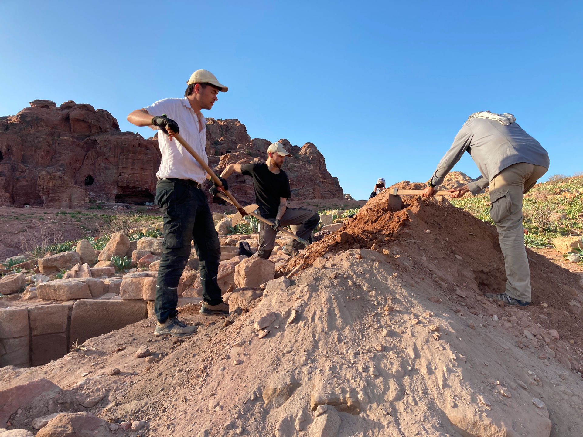 Fig. 49: Ernst Tolksdorff, Niklas Jungmann and Zbigniew Fiema refilling and cleaning up sounding 3 (photo: André Barmasse).