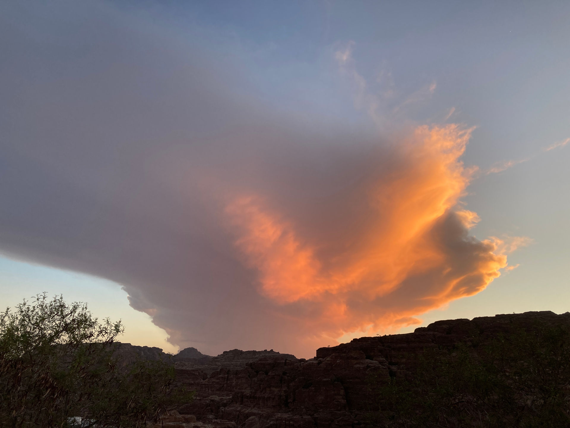 Fig. 51: Colourful spectacle on the sky over Petra (photo: André Barmasse).