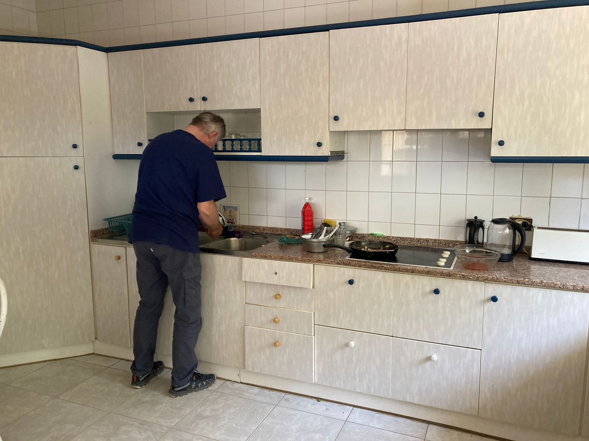 Fig. 52: The lonely duty of washing dishes after diner (photo: André Barmasse).