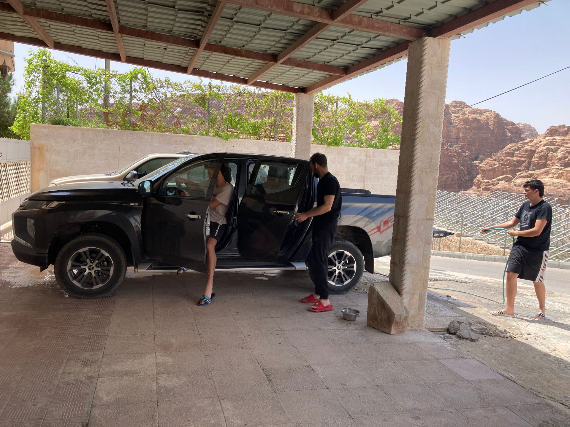Fig. 55: Maximilian Arnold, Niklas Jungmann and Ernst Tolksdorff (also known as «The Carwashers») cleaning the rental car (photo: André Barmasse).