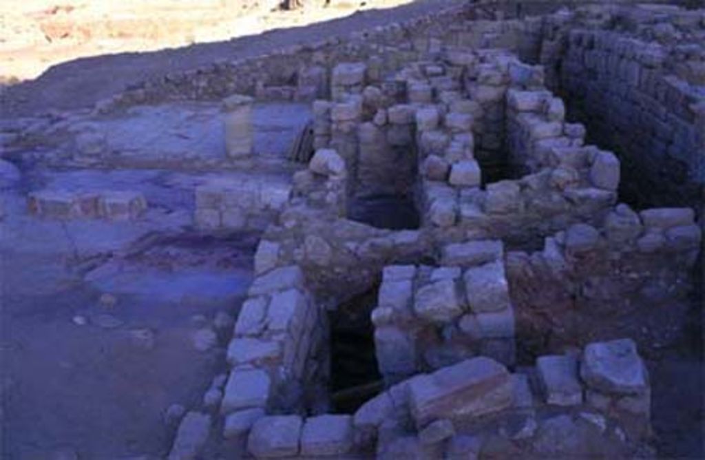 Fig. 14: EZ III. General view of the rooms along the northwestern edge of the terrace. Staircase 116 in the foreground (photo: R. Frank)
