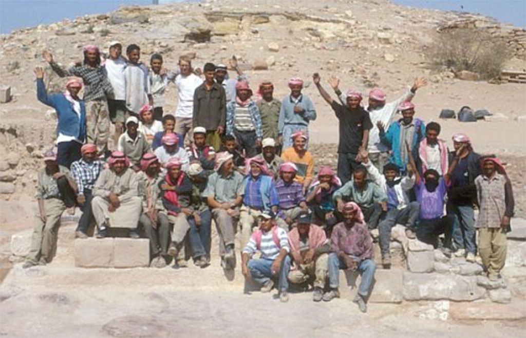 Fig. 3: Grabungsteam und Arbeiter der B’dool im Jahre 2002 (photo: B. Kolb)