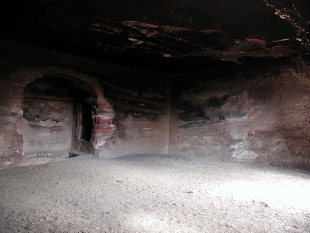 Fig. 16: Chamber of Tomb 779 (Sector D), view towards south-eastern corner (photo: L. Wadeson)