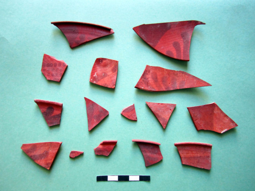 Fig. 24: Painted fineware of Phases 3a–c from arcosolium grave, Tomb 779 (LO 59) (photo: L. Wadeson)