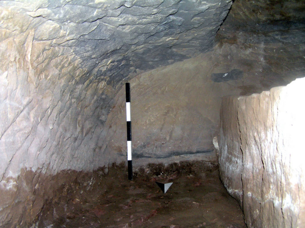 Fig. 44: Side niche for burial in arcosolium grave, Tomb 781 (NB: built wall on right) (photo: L. Wadeson)