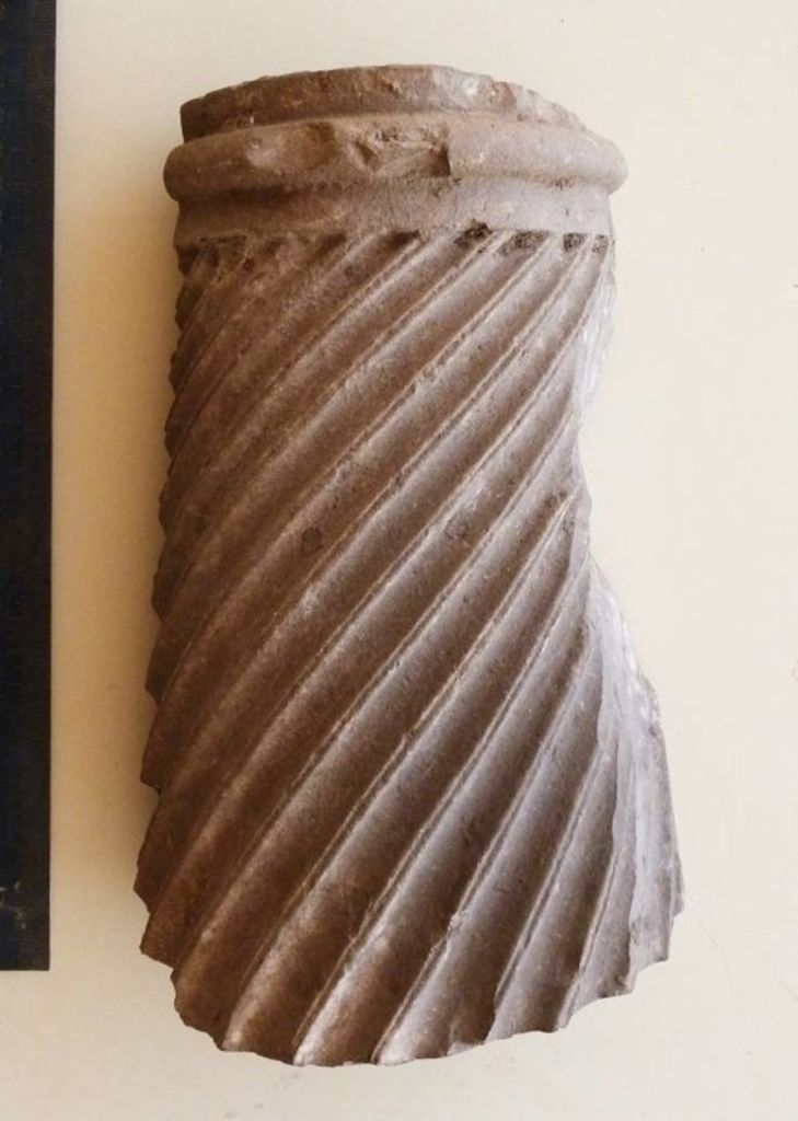 Fig. 20: Umm al-Biyara, ST 20. Upper end of a twisted basin stand (photo: S. G. Schmid)