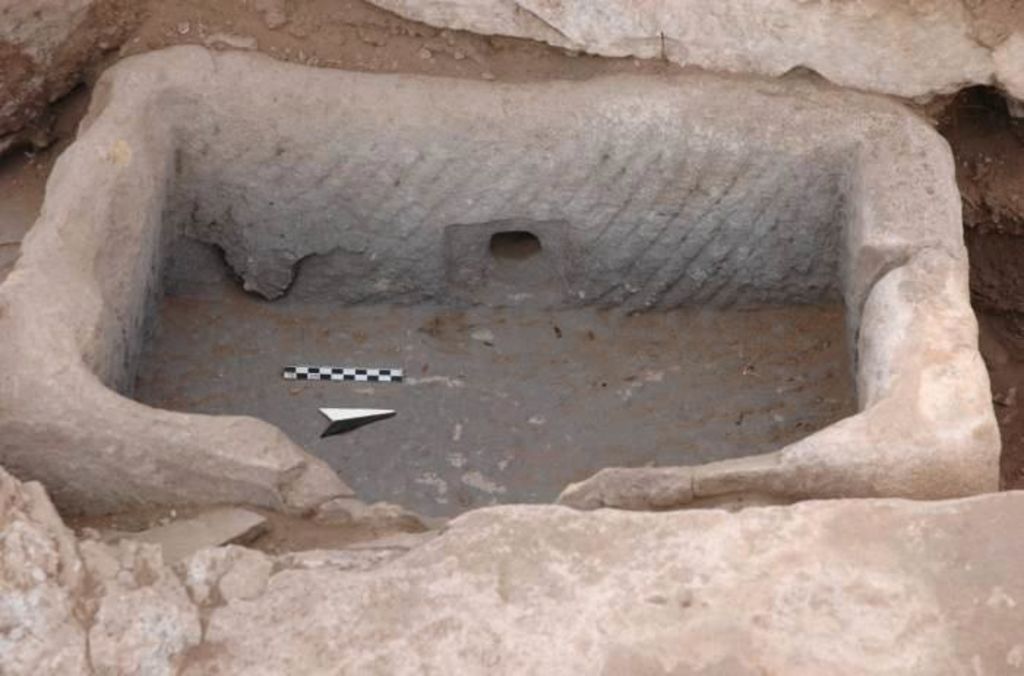 Fig. 13: ST 20, small basin adjacent to water tank with outflow (photo: S. G. Schmid)