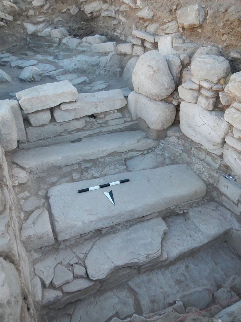 Fig. 4: ST 20, stairway leading from main hall to entrance with partially blocked doorway (photo: S. G. Schmid)