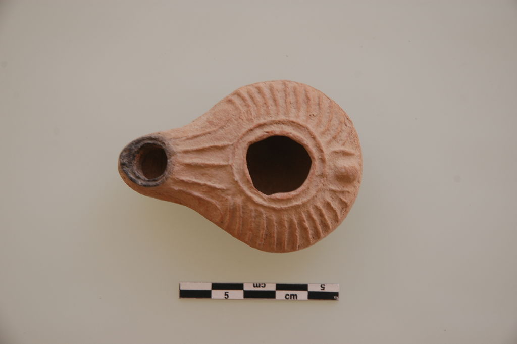 Fig. 9: Structure 20; Late Roman/ Early Byzantine lamp from small room E of stairways (photo: S. G. Schmid)