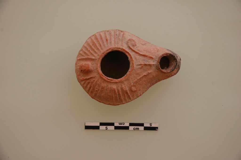 Fig. 15: ST 19, Late Roman/ Early Byzantine lamp from latrine (photo: S. G. Schmid)