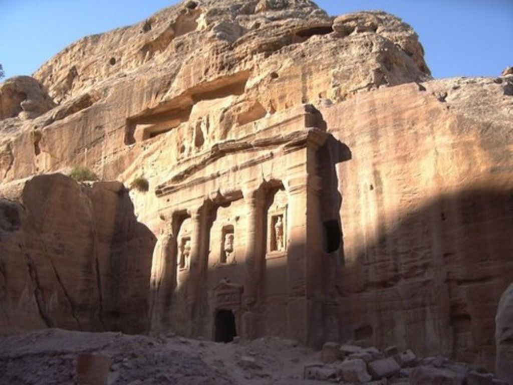 The so-called „Soldier Tomb“ seen from above Wadi Farasa (photo: S. G. Schmid)