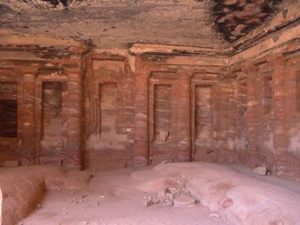 Fig. 6: Triclinium tomb opposite the Soldier Tomb in the Wadi Farasa East (Photo: S. G. Schmid)