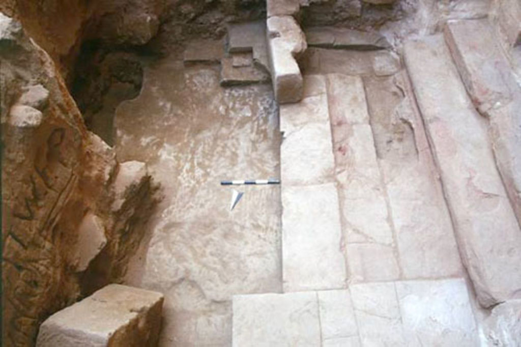 Fig. 11: Lower terrace, entrance of Soldier Tomb; podium limit top left (photo: S. G. Schmid)
