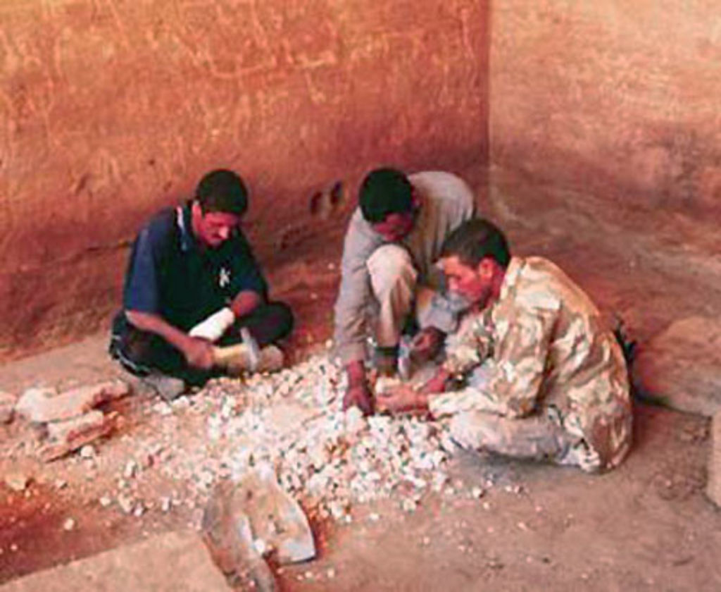 Fig. 23: Crushing of plaster from fig. 22 (photo: S. G. Schmid)