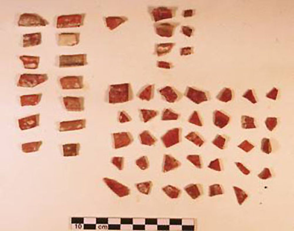Fig. 24: Nabataean pottery fragments from plaster (photo: S. G. Schmid)