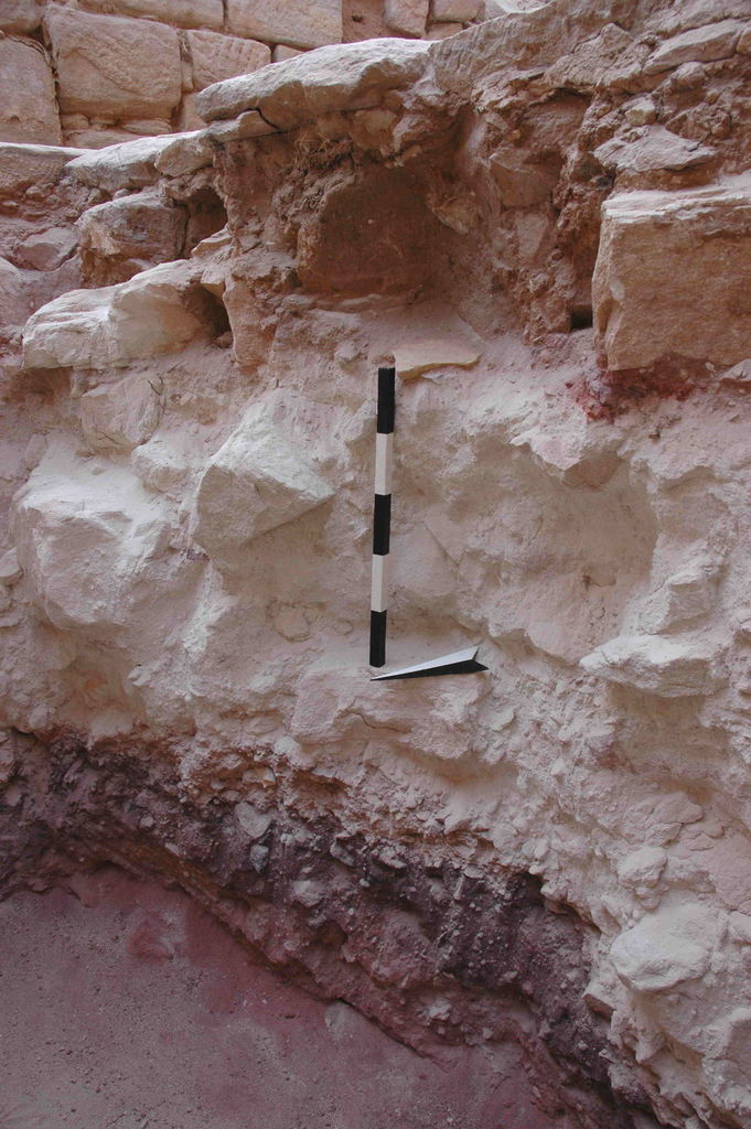 Fig. 14: Wadi Farasa East, stratigraphy on S-side of small sounding in room 4 (Barmasse and Schmid)