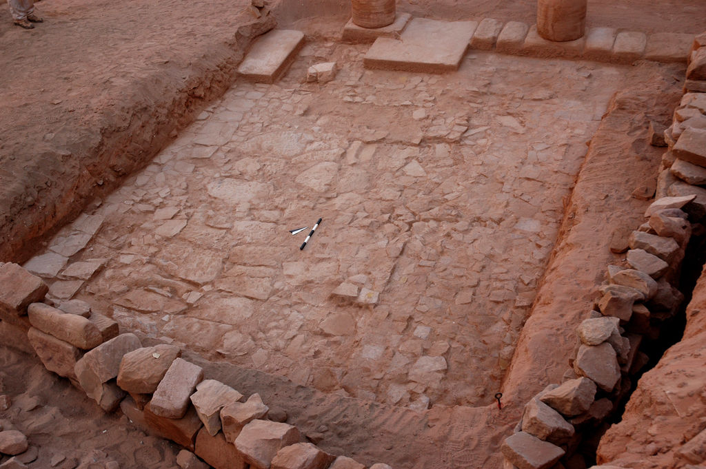 Fig. 7: Sounding in the courtyard with foundations for floor slabs (photo: S. G. Schmid)
