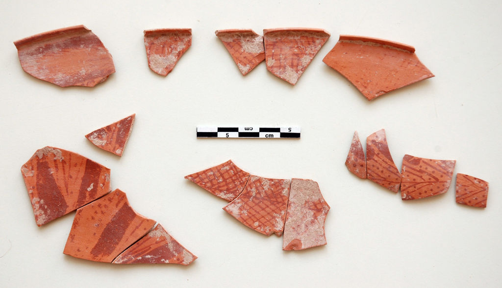 Fig. 9: Nabataean painted pottery from samaga in courtyard (photo: S. G. Schmid)