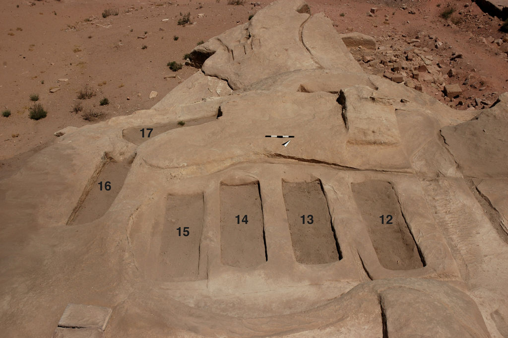Fig. 18: Rocky outcrop on western angle of complex with pit graves in circular structure (photo: S. G. Schmid)