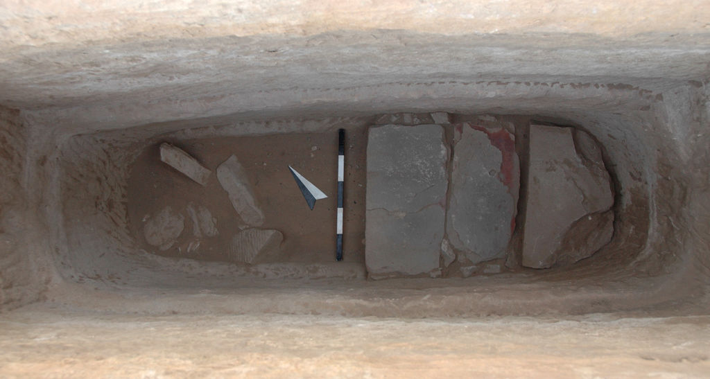 Fig. 20: Pit grave 16 with lower covering slabs (photo: S. G. Schmid)