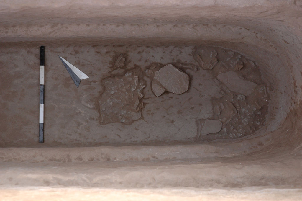 Fig. 21: Pit grave 16 with remains of human bones and mortar (photo: S. G. Schmid)