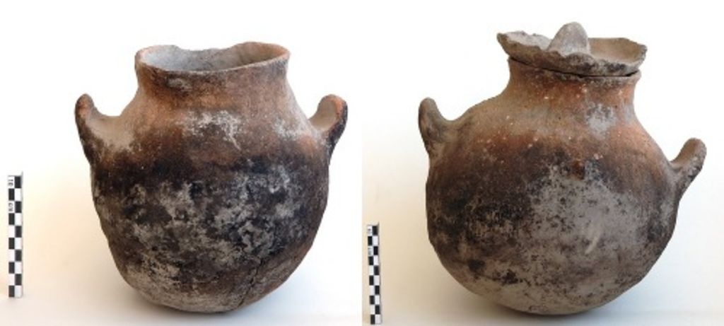 Figs. 23 and 24: Medieval pottery from pit grave 15 (photo: S. G. Schmid)