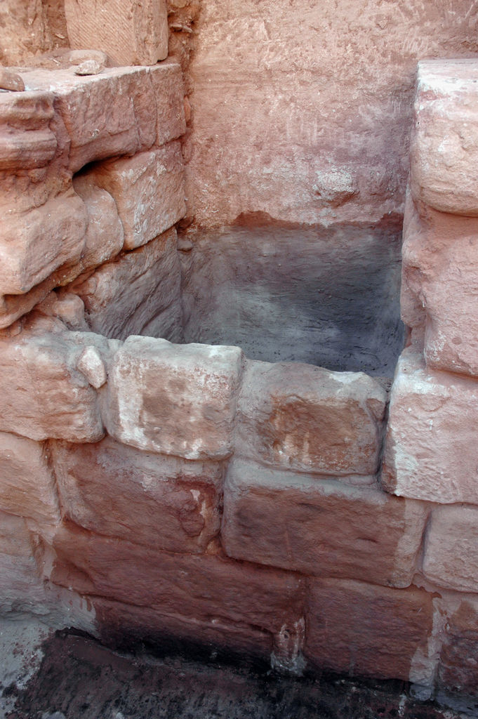 Fig. 26: Restoration of small water basin (photo: S. G. Schmid)