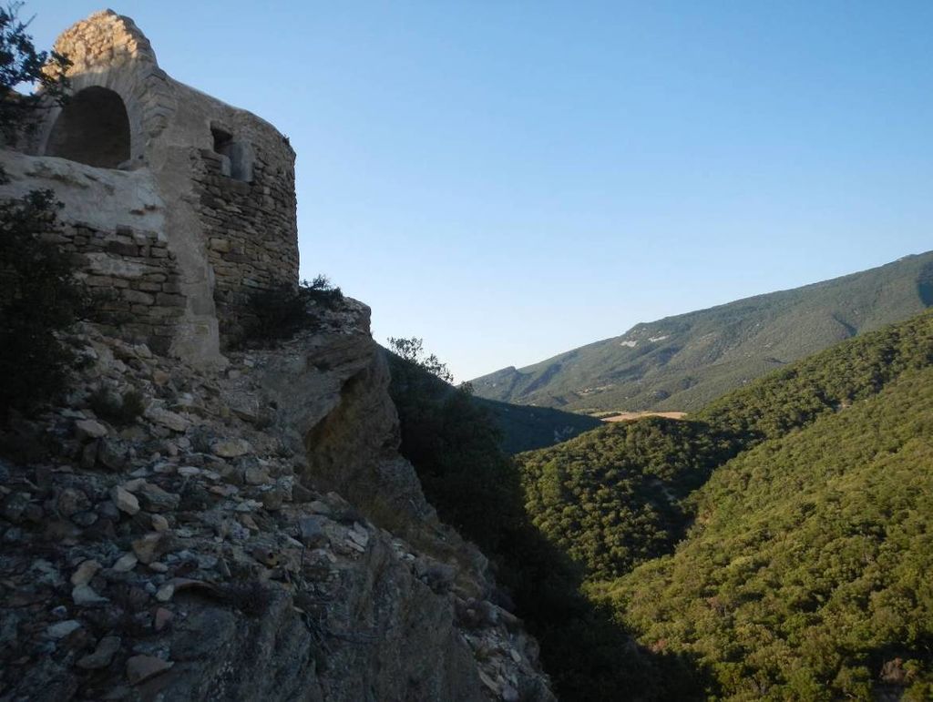 Fig. 29: Vue depuis la chapelle St. Marcel du Pègue vers le Rocher des Aures (photo: S. G. Schmid)