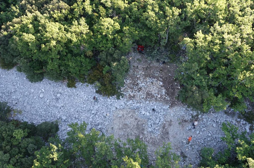 Fig. 3 : Vue aérienne (quadrocoptre) du sondage 1 dans le secteur D/3 (photo : S. G. Schmid)