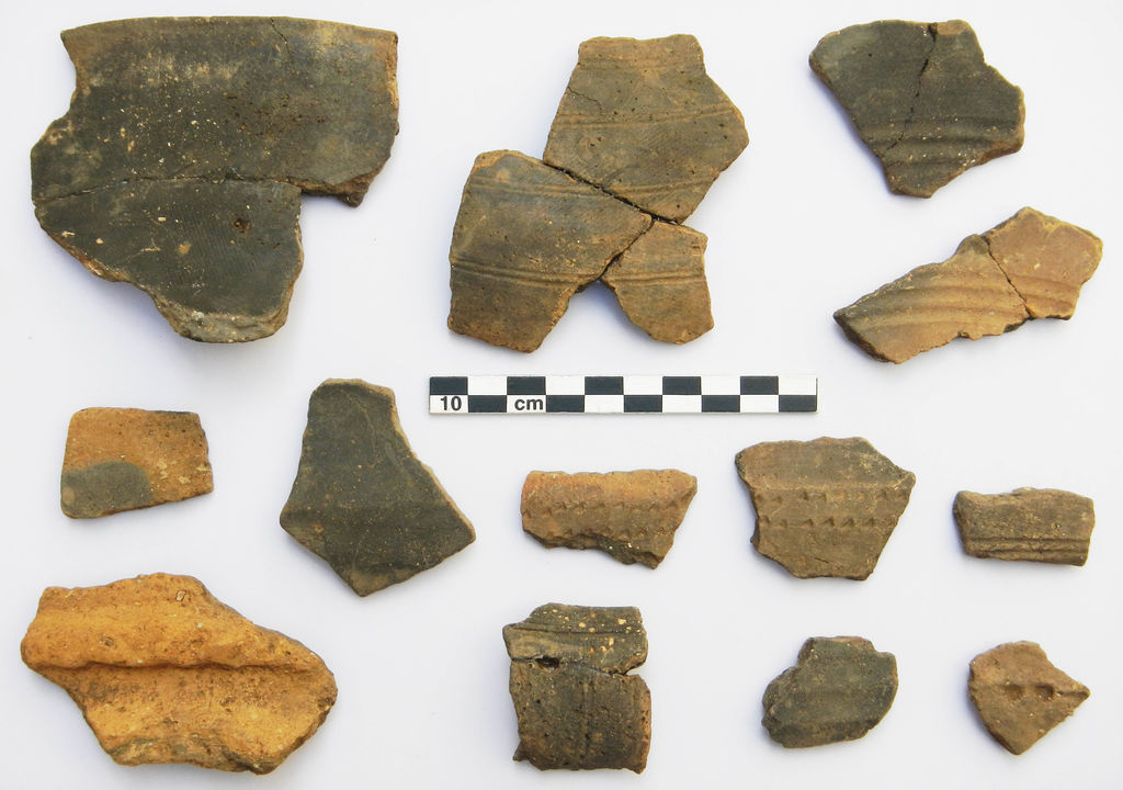Fig. 37 : Fragments de céramiques diagnostiques de l’UF 19 (photo : S. G. Schmid)